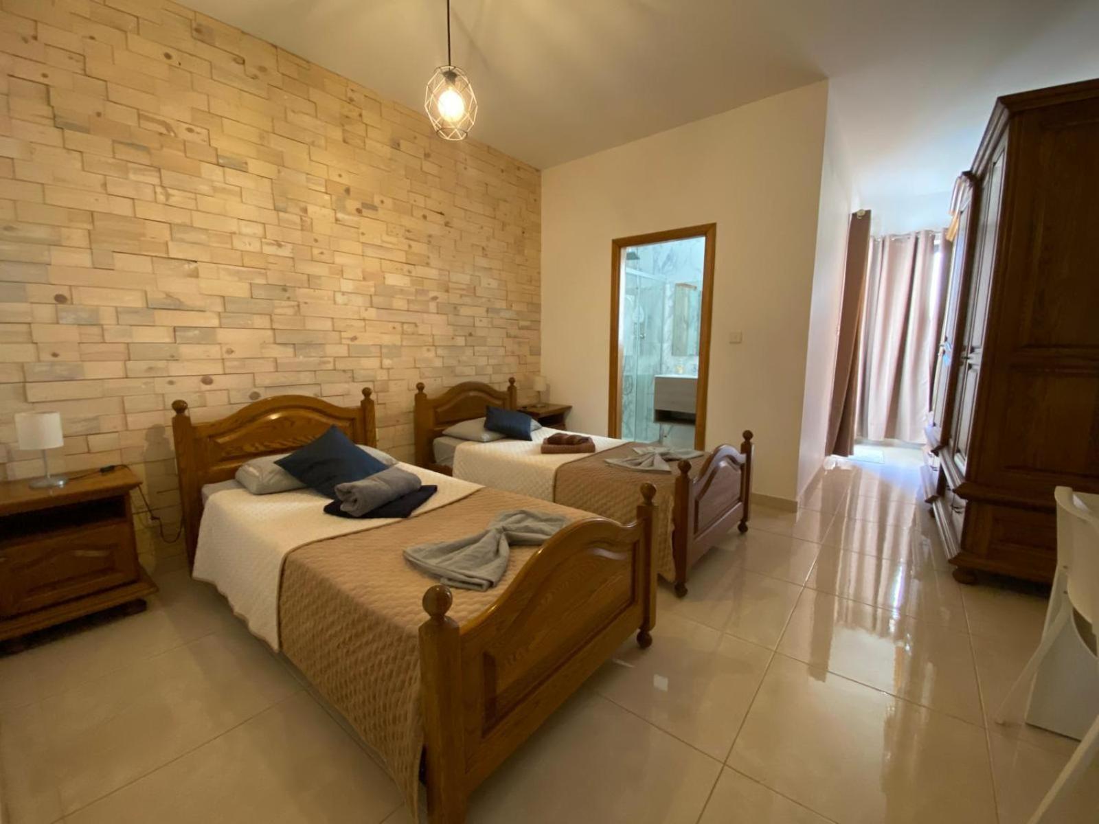 Xl Central Home - Sleeps 10 People Pieta Ngoại thất bức ảnh